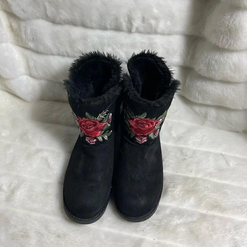 Rock & Candy black faux suede boots .Red rose embroidery faux fur lining SZ10